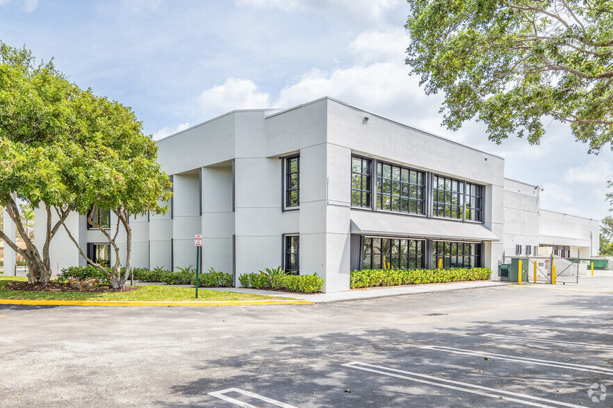 3075 NW 107th Ave, Miami, FL for lease - Primary Photo - Image 1 of 15