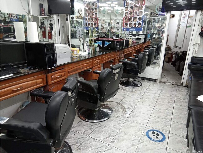 Plus de détails pour 7062 Broadway, Jackson Heights, NY - Commerce de détail à louer