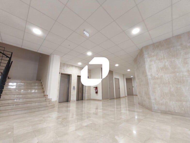 Bureau dans Rosny-sous-Bois à louer - Hall d’entrée - Image 2 de 5