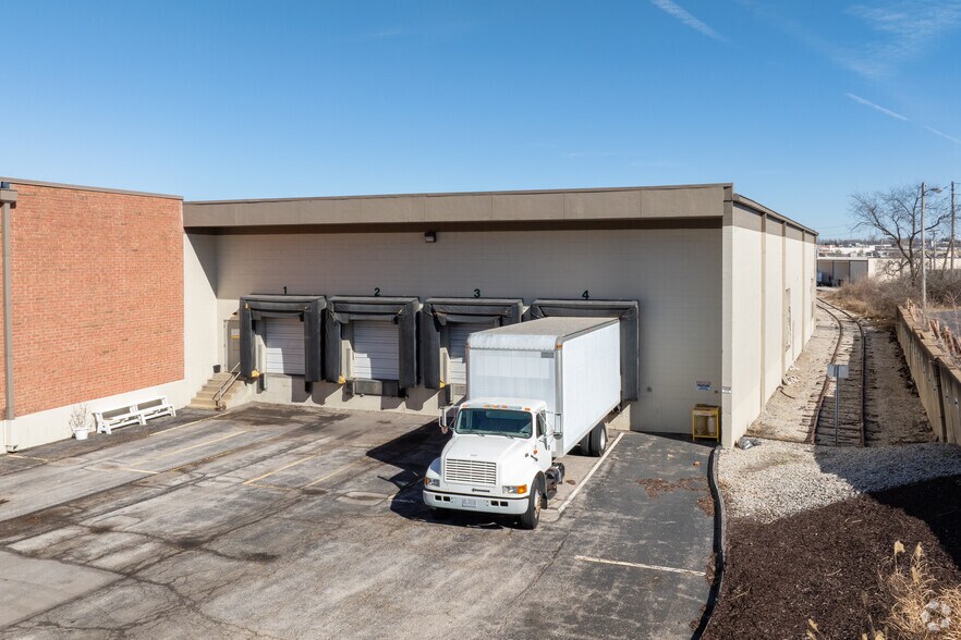 2392 Grissom Dr, Saint Louis, MO for lease - Building Photo - Image 1 of 4