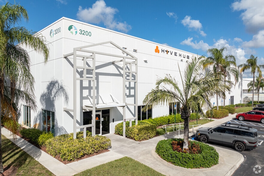 3200 NW 112th Ave, Miami, FL for lease - Building Photo - Image 1 of 30