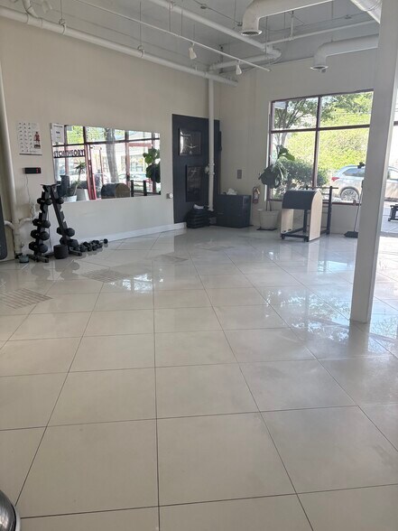 572 Edgewood Ave SE, Atlanta, GA for lease - Interior Photo - Image 2 of 7