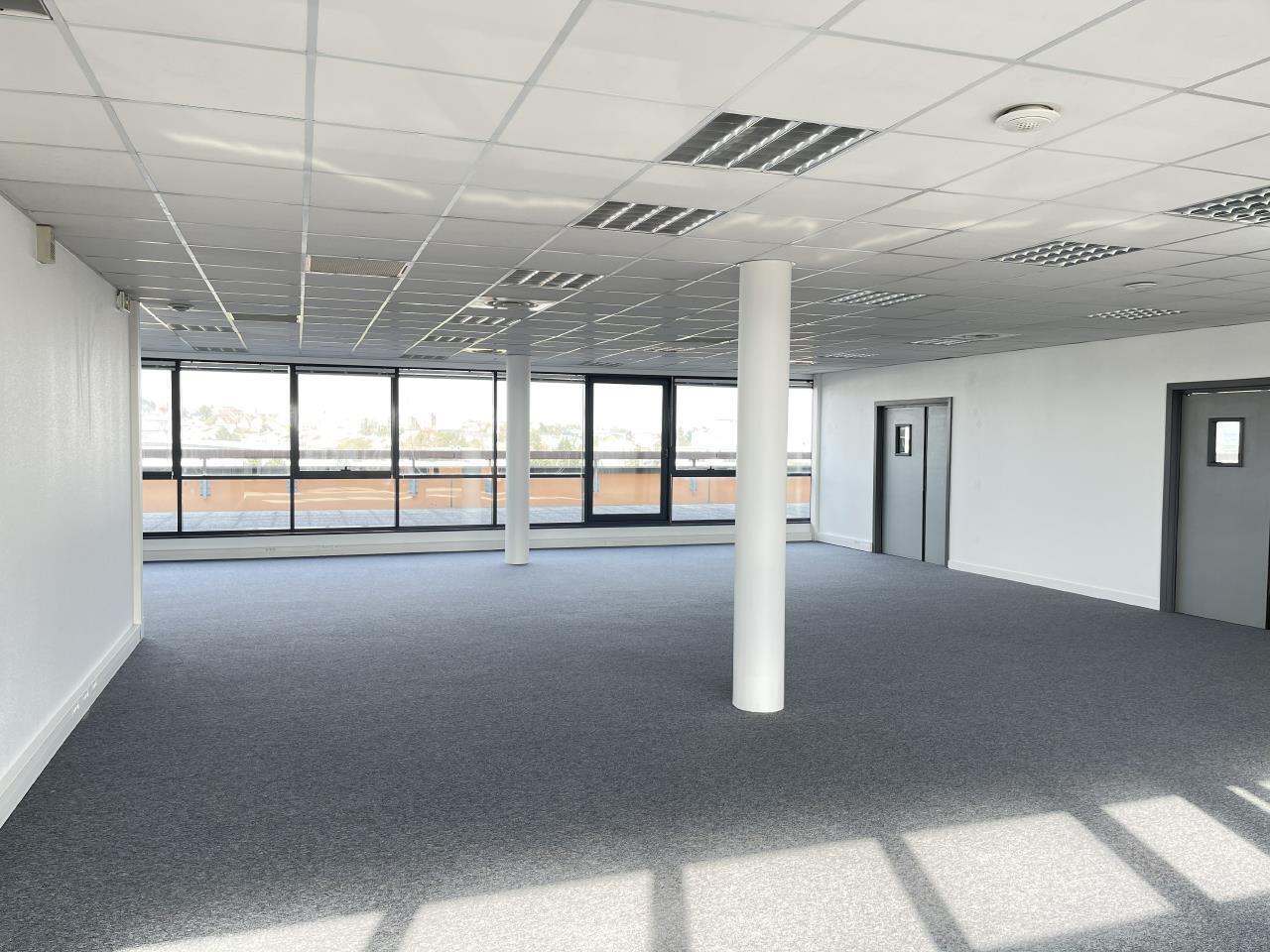 Office in Créteil for lease Interior Photo- Image 1 of 8