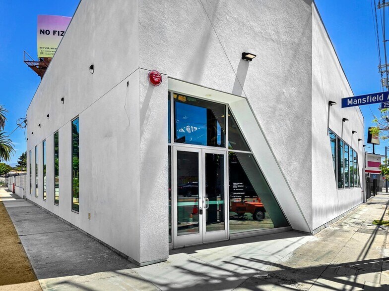 5075 W Adams Blvd, Los Angeles, CA à louer - Photo du bâtiment - Image 3 de 36