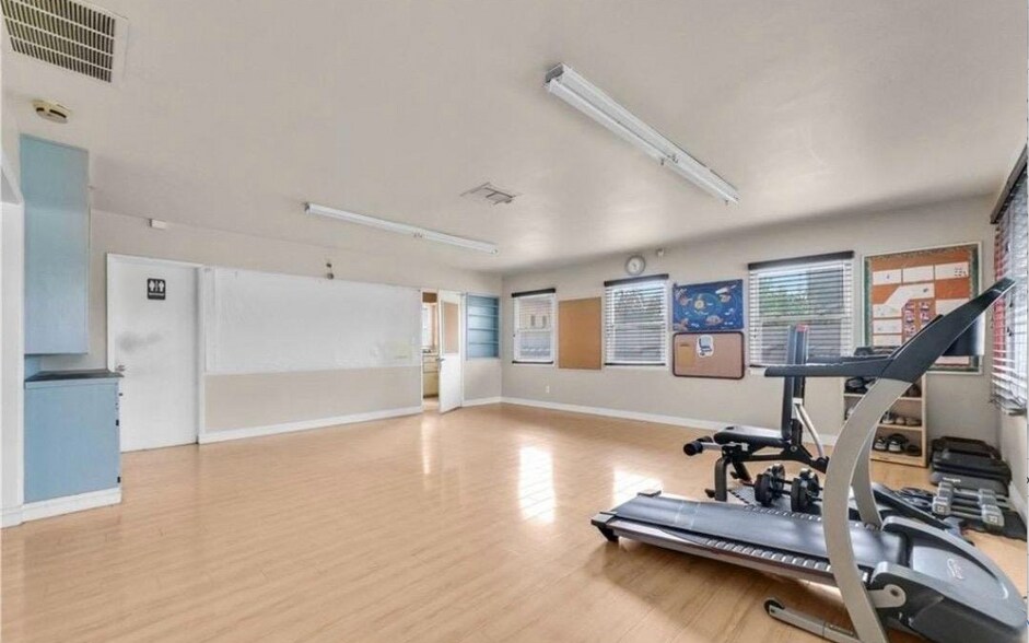 412 N San Gabriel Ave, Azusa, CA à louer - Photo intérieure - Image 2 de 5