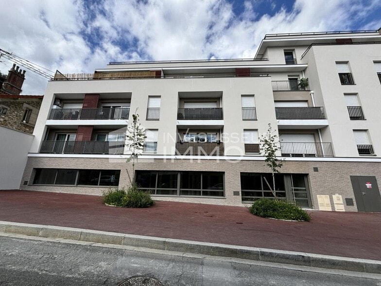 Retail in Pomponne for lease - Building Photo - Image 1 of 8