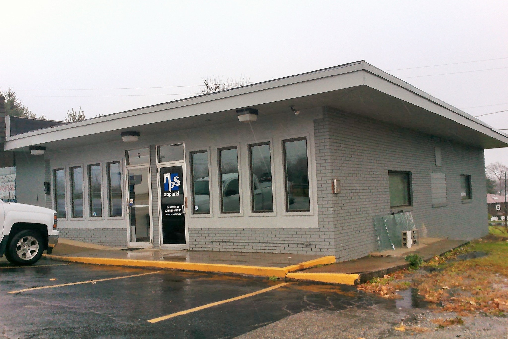 3 W Hempfield Dr, Irwin, PA for lease Primary Photo- Image 1 of 25