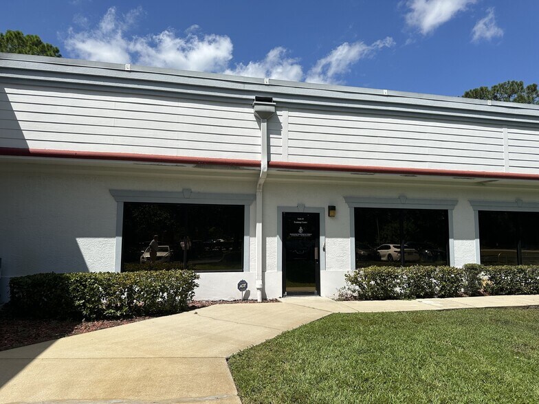 1825 Business Park Blvd, Daytona Beach, FL à louer - Photo du bâtiment - Image 2 de 8