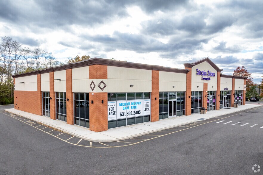 1871 Old Country Rd, Riverhead, NY à louer - Photo principale - Image 1 de 5