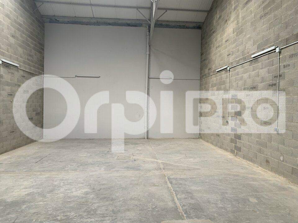 Industrial in Nîmes for lease Interior Photo- Image 1 of 12