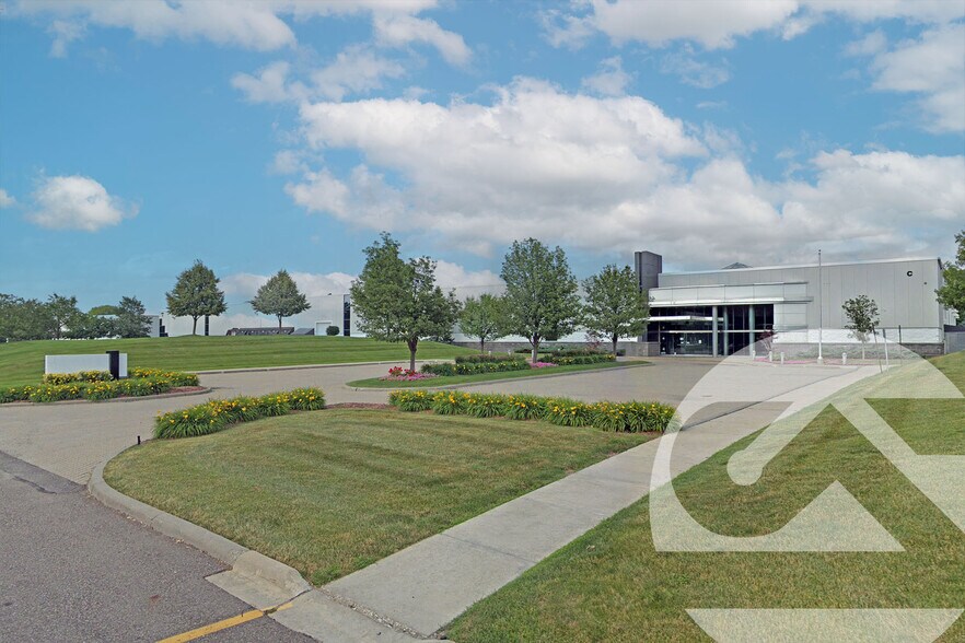 30240 Oak Creek Dr, Wixom, MI for lease - Building Photo - Image 1 of 6