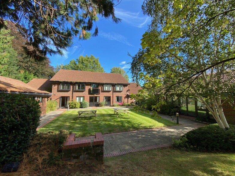 3 Bassett Av, Southampton à louer - Photo du bâtiment - Image 1 de 8