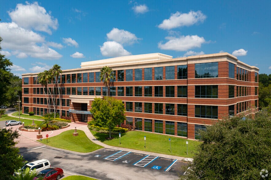 10210 Highland Manor Dr, Tampa, FL à louer - Photo du bâtiment - Image 1 de 8