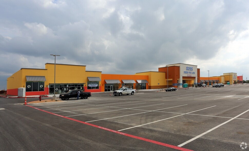 5203 Bob Bullock Loop 20, Laredo, TX for lease - Building Photo - Image 1 of 5
