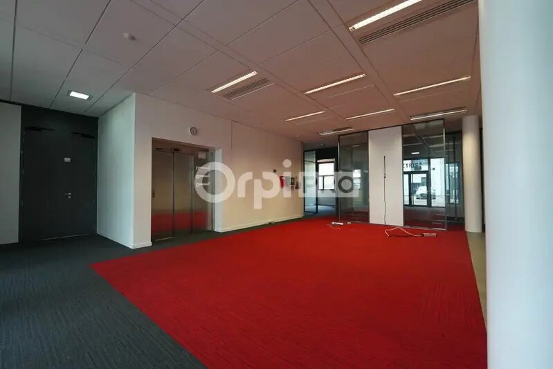 Office in Dardilly for lease - Lobby - Image 2 of 12