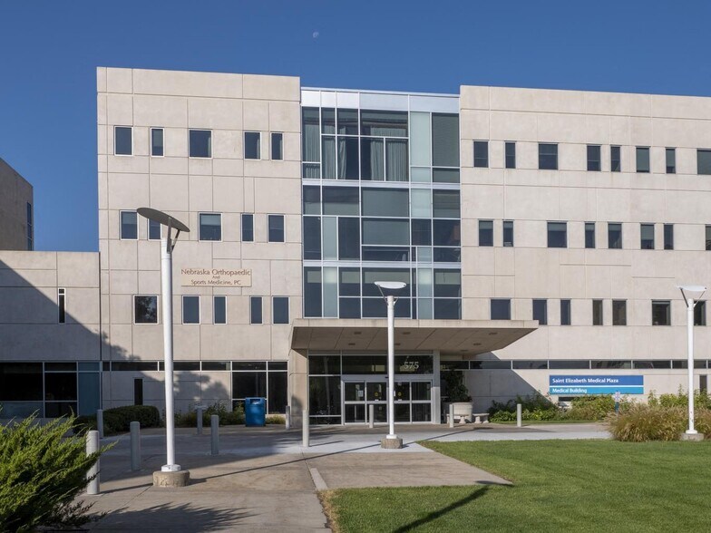 575 S 70th St, Lincoln, NE à louer - Photo du bâtiment - Image 3 de 12