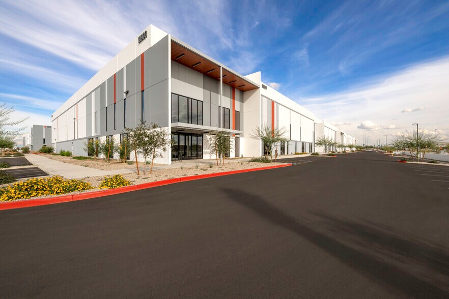 NWC INDIAN SCHOOL ROAD & LOOP 101, Phoenix, AZ à louer - Photo du bâtiment - Image 2 de 19