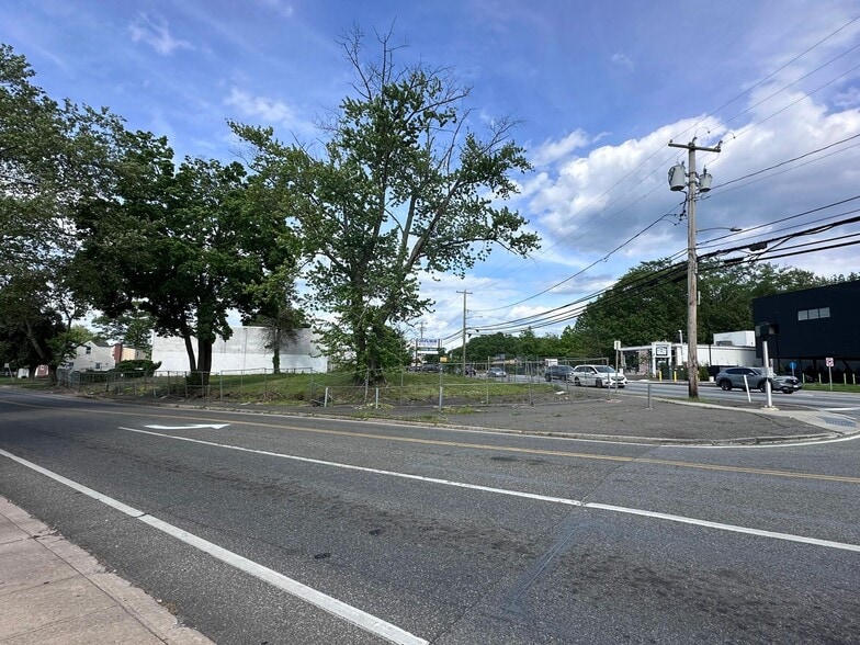 449 E Jericho Tpke, Huntington Station, NY for sale - Building Photo - Image 3 of 4