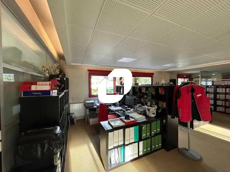 Bureau dans Ivry-sur-Seine à louer - Photo du bâtiment - Image 3 de 12