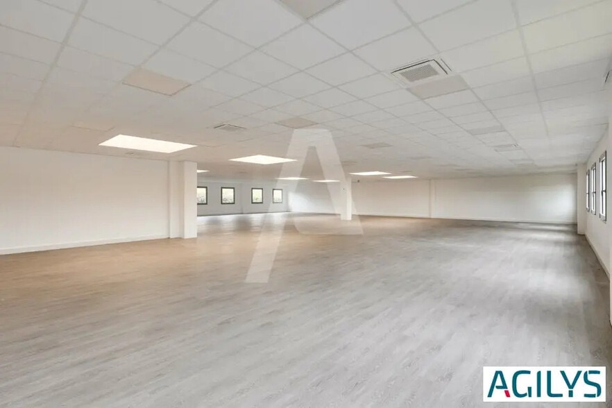 Flex in Lisses for lease - Interior Photo - Image 2 of 11