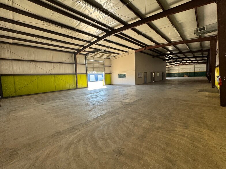 130-255 Lone Star Pky, White Oak, TX for lease - Interior Photo - Image 2 of 4