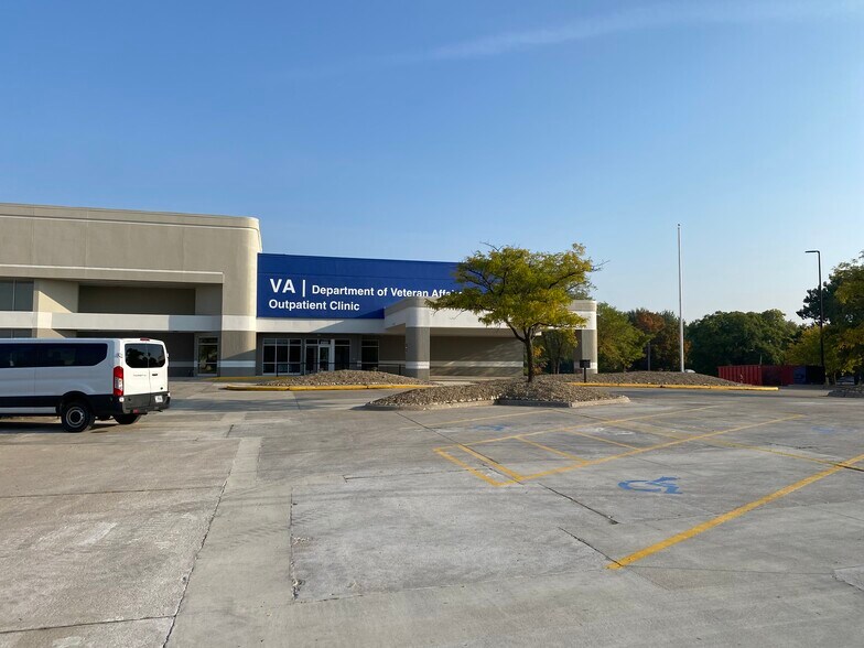 4000 University Ave, Waterloo, IA à louer - Photo du bâtiment - Image 2 de 4