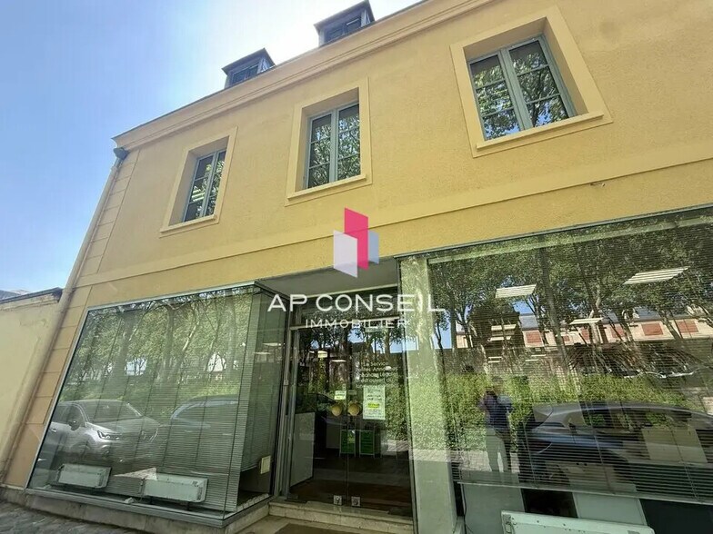 Office in Versailles for lease - Building Photo - Image 1 of 7