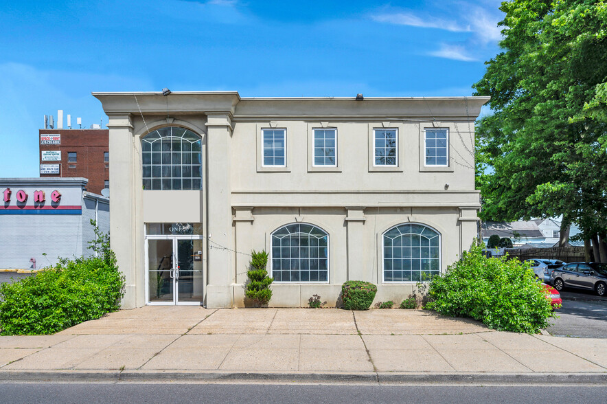 1 Center Ln, Levittown, NY à vendre - Photo du b timent - Image 1 de 1