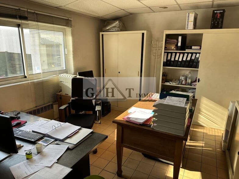 Industrial in Courtry for lease - Interior Photo - Image 2 of 3