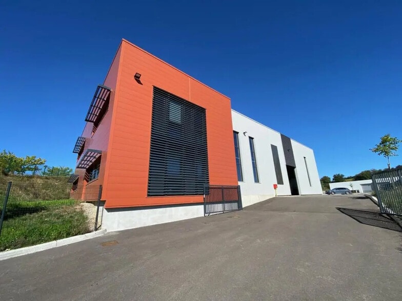 Office in Saint-Quentin-Fallavier for lease - Building Photo - Image 2 of 8