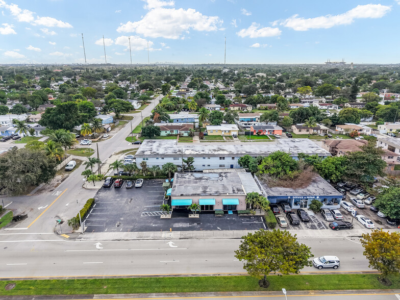 Bureau dans Pembroke Pines, FL à vendre - Photo du bâtiment - Image 2 de 24