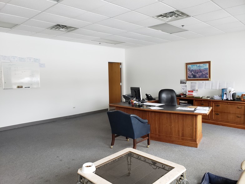 115 E University Dr, Arlington Heights, IL for lease - Interior Photo - Image 3 of 38