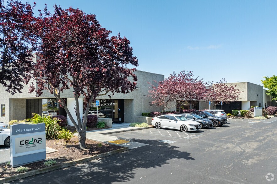 3955 Trust Way, Hayward, CA à louer - Photo du bâtiment - Image 2 de 10
