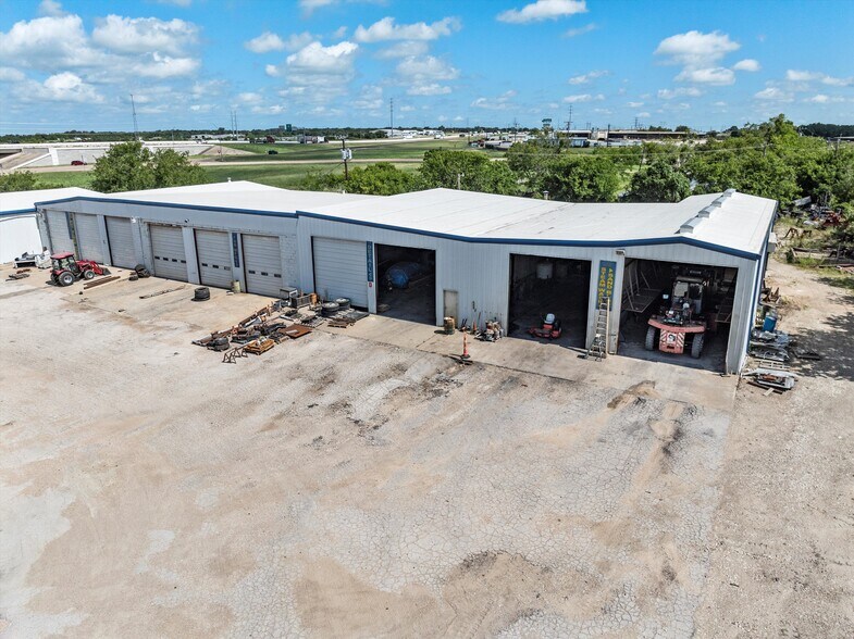1188 N Mc Lennan Dr, Elm Mott, TX à louer - Photo du bâtiment - Image 2 de 4