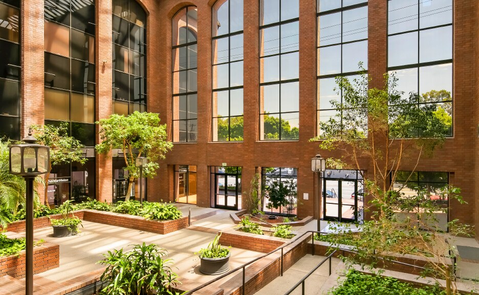 15315 Magnolia Blvd, Sherman Oaks, CA à vendre - Photo du bâtiment - Image 3 de 11