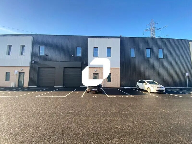 Flex in Persan for lease Building Photo- Image 1 of 7