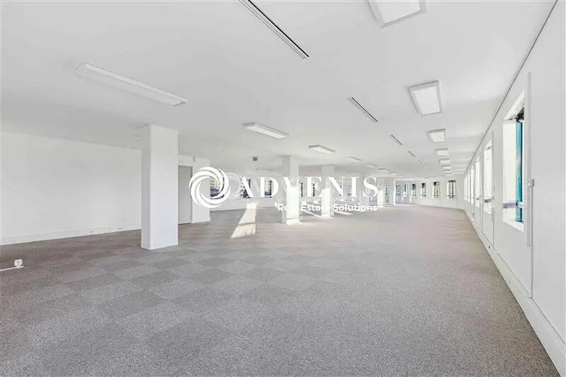 Office in Noisy-le-Grand for lease Building Photo- Image 1 of 10