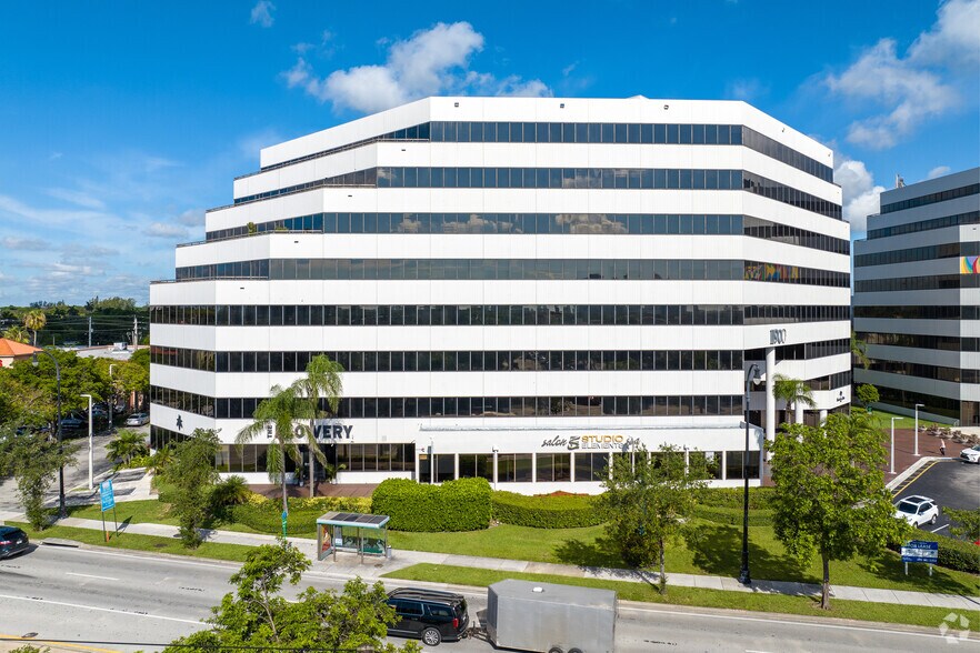 11900 Biscayne Blvd, North Miami, FL à louer - Photo du bâtiment - Image 1 de 7