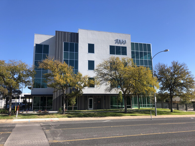 7951 Shoal Creek Blvd, Austin, TX à louer - Photo du bâtiment - Image 1 de 31