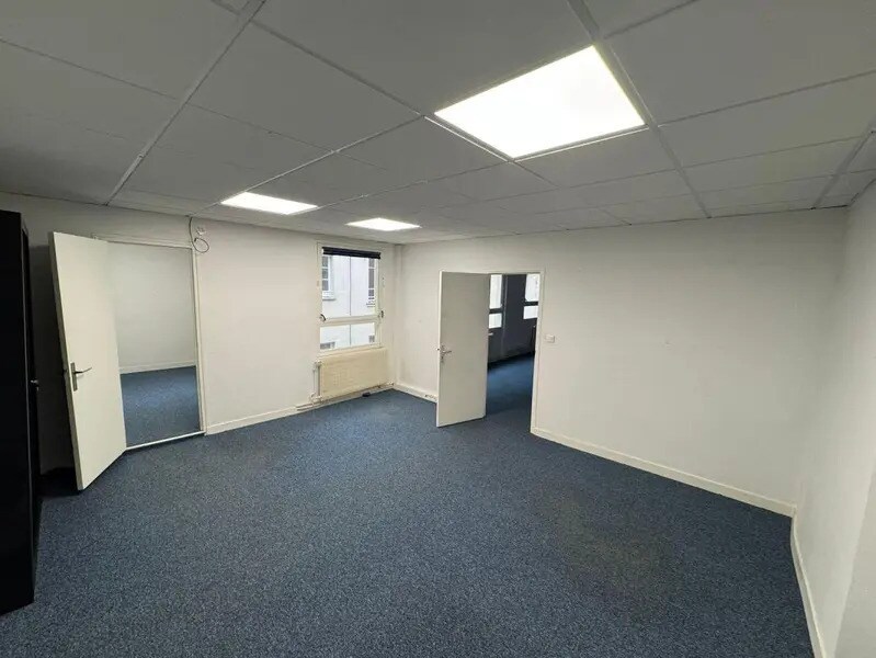 Office in Versailles for lease Interior Photo- Image 1 of 16