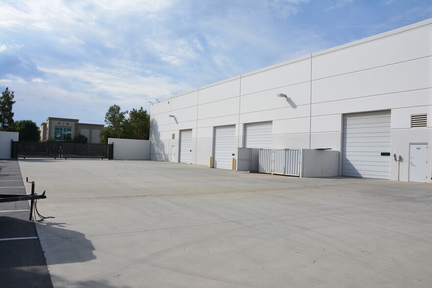 1215 E Acacia St, Ontario, CA à louer - Photo du bâtiment - Image 3 de 3