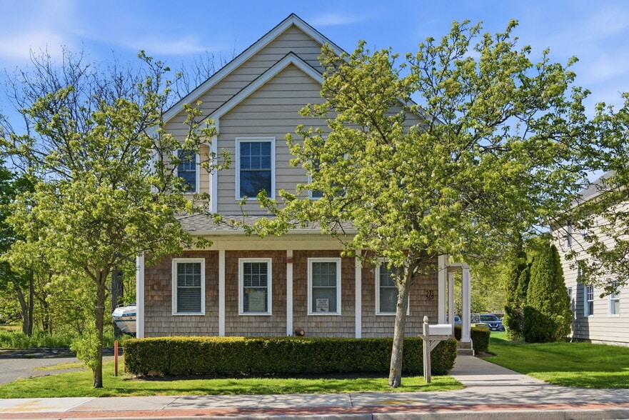 569 Middle Rd, Bayport, NY for sale - Building Photo - Image 1 of 30