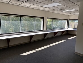 117 Londonderry Tpke, Hooksett, NH for lease Interior Photo- Image 2 of 16