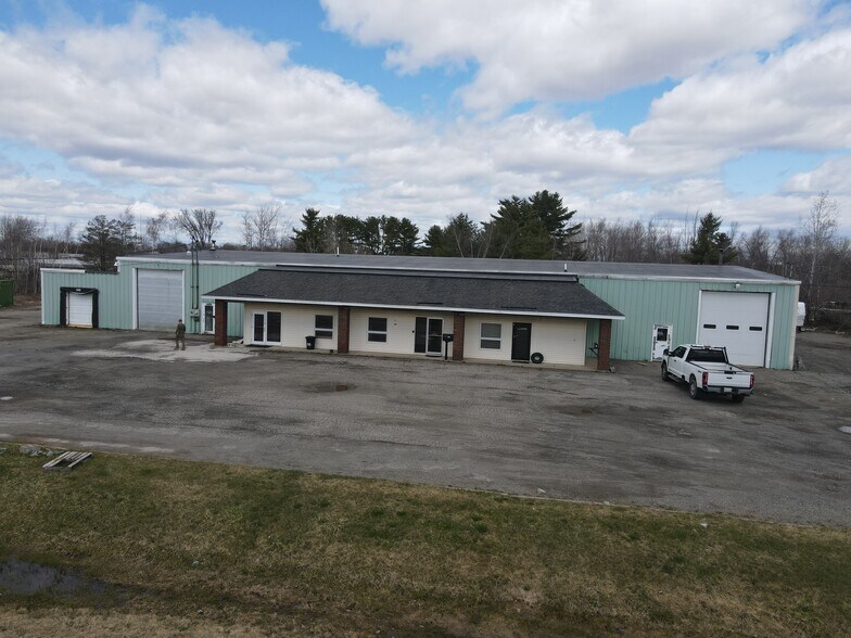 121 Target Industrial Cir, Bangor, ME à louer - Photo du bâtiment - Image 2 de 6