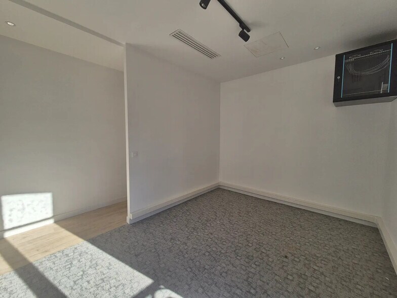 38 Rue Du Colisée, Paris for lease - Interior Photo - Image 3 of 11