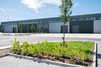 College Rd, Aylesbury à louer Photo du bâtiment- Image 2 de 9