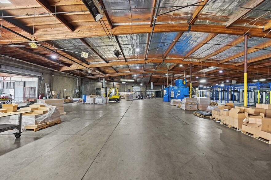 4677 Worth St, Los Angeles, CA à louer - Photo du bâtiment - Image 3 de 7