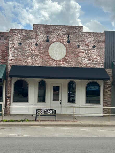 207 Clay St, Nocona, TX for lease - Building Photo - Image 2 of 31
