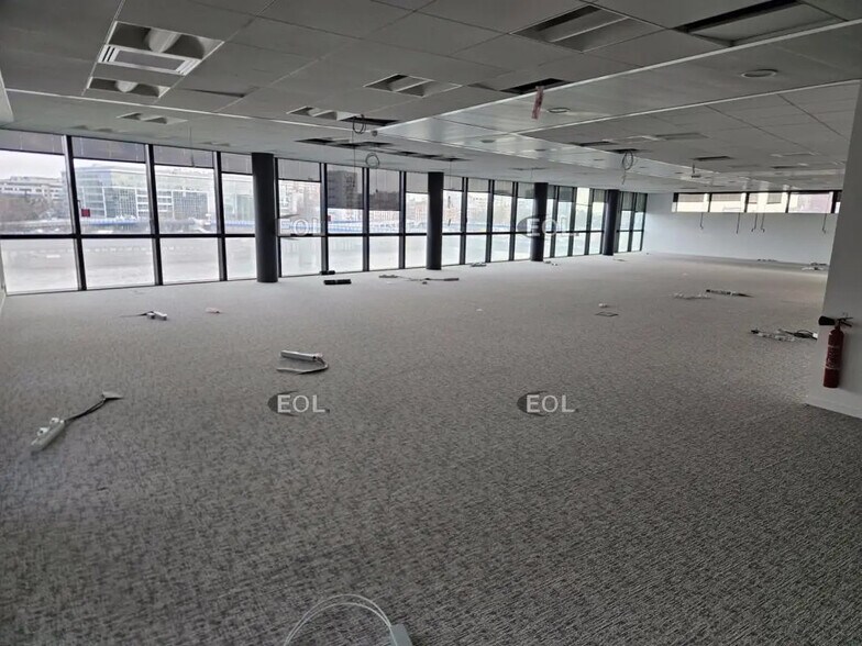 Bureau dans Ivry-sur-Seine à louer - Photo du bâtiment - Image 3 de 32