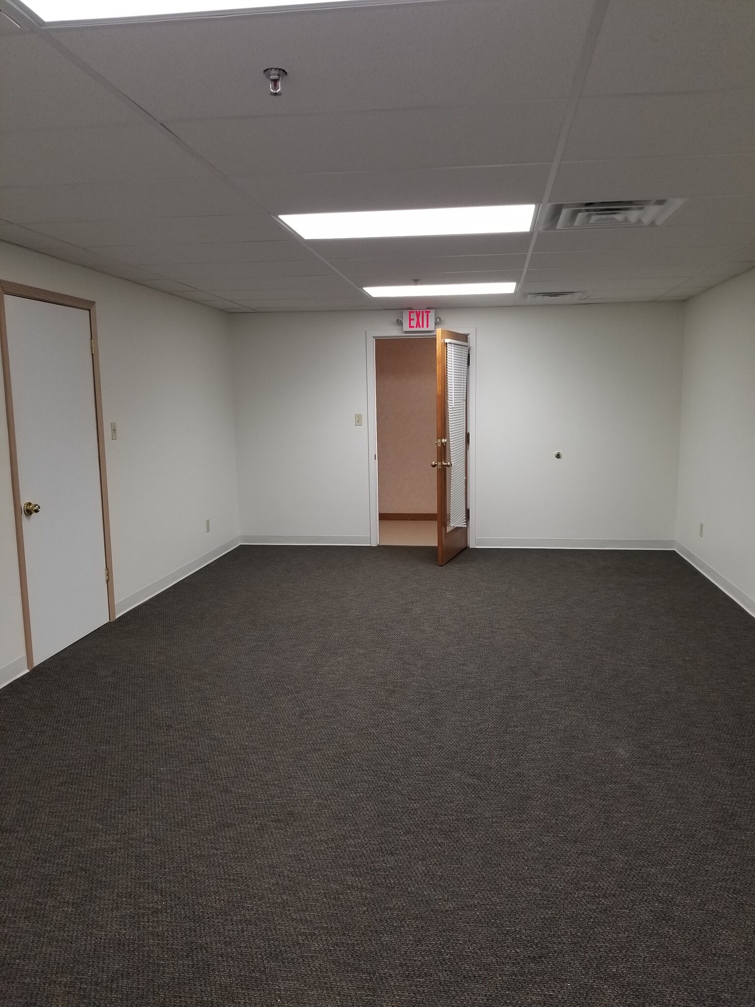 15850 W Bluemound Rd, Brookfield, WI for lease Interior Photo- Image 1 of 3